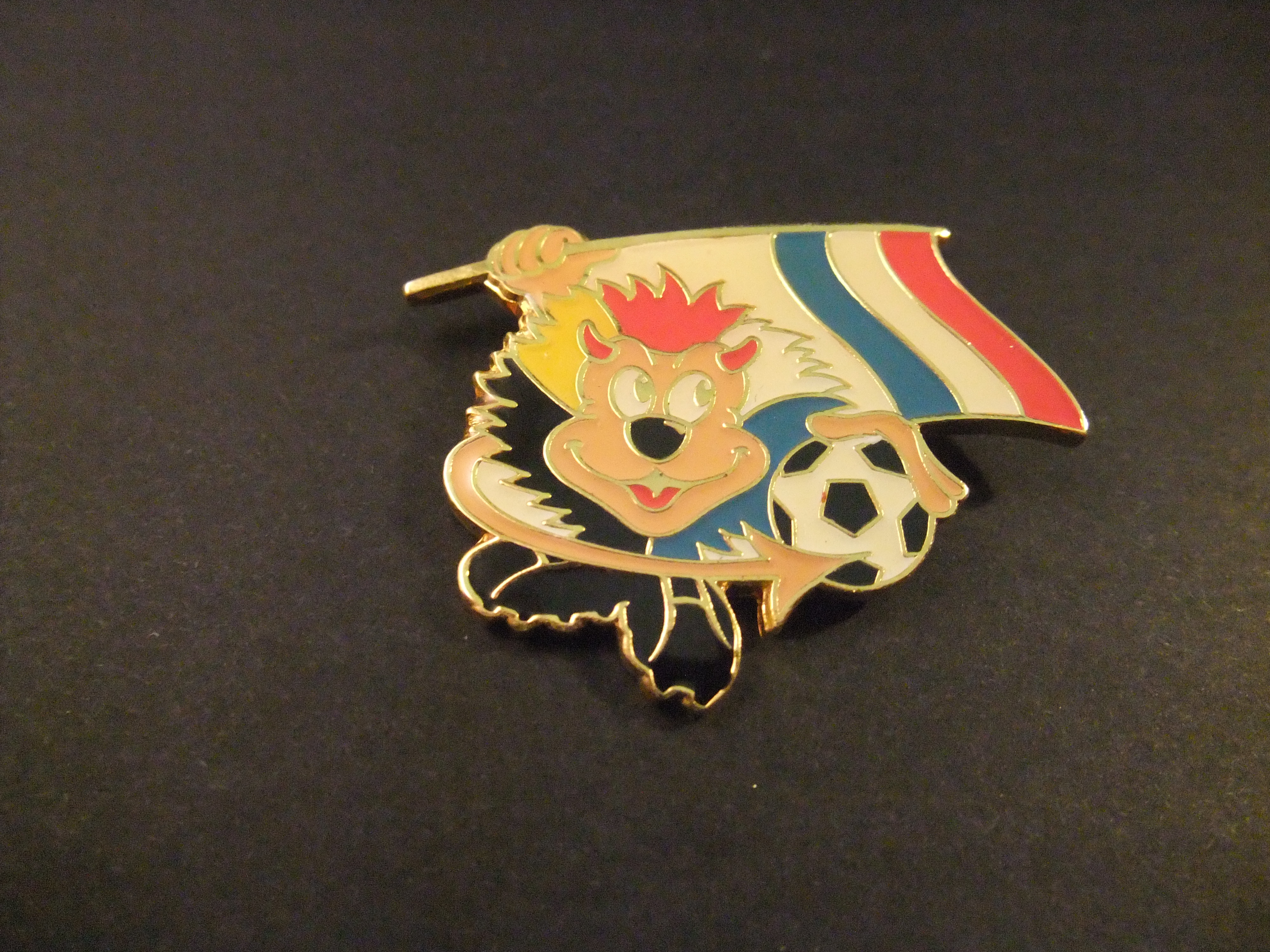 Europees kampioenschap voetbal ( UEFA Euro 2000) België en Nederland mascotte met vlag van Nederland